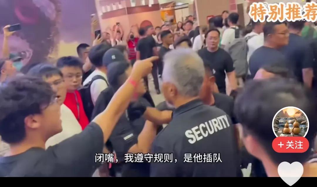 这个视频里，中国小伙子和新加坡展馆保安发生冲突，双方反复拉锯，但从头到尾均未有身