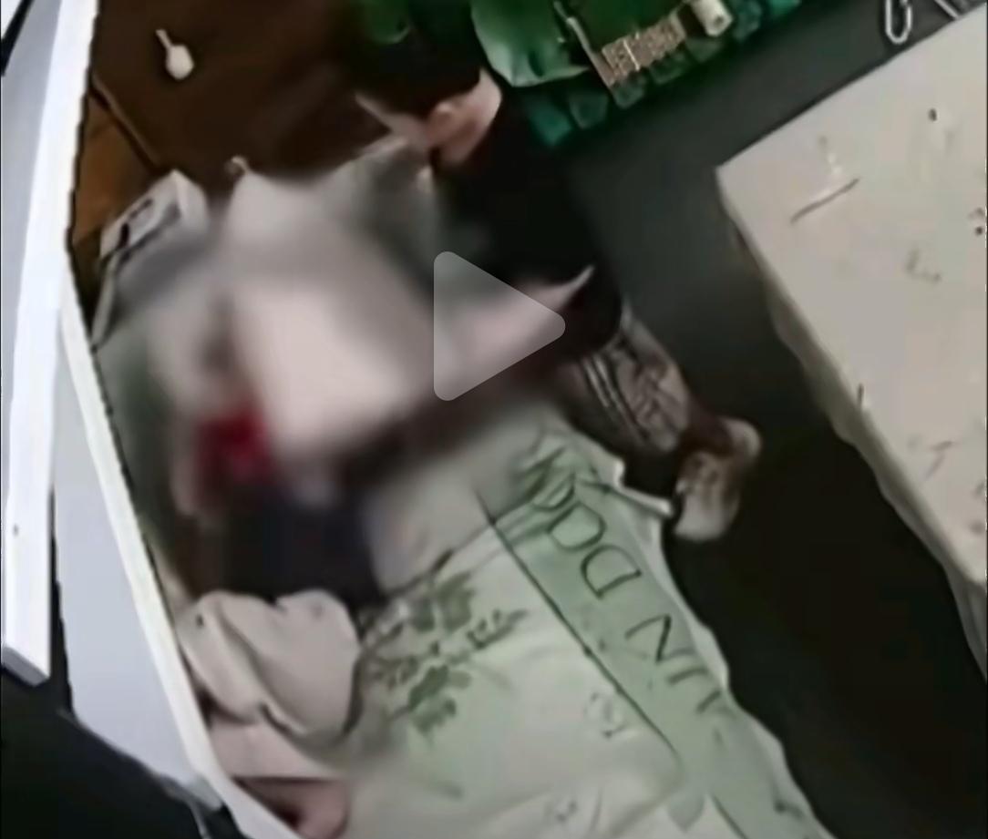贵州贵阳，1岁半女童在沙发熟睡，隔壁3岁男孩进来，先后9次拿被褥捂住女童头部。孩