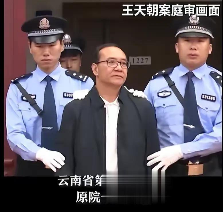 
司马南说到云南那个腐败院长称“我佩服人家院长，这院长厉害。先不说人家长得端正不