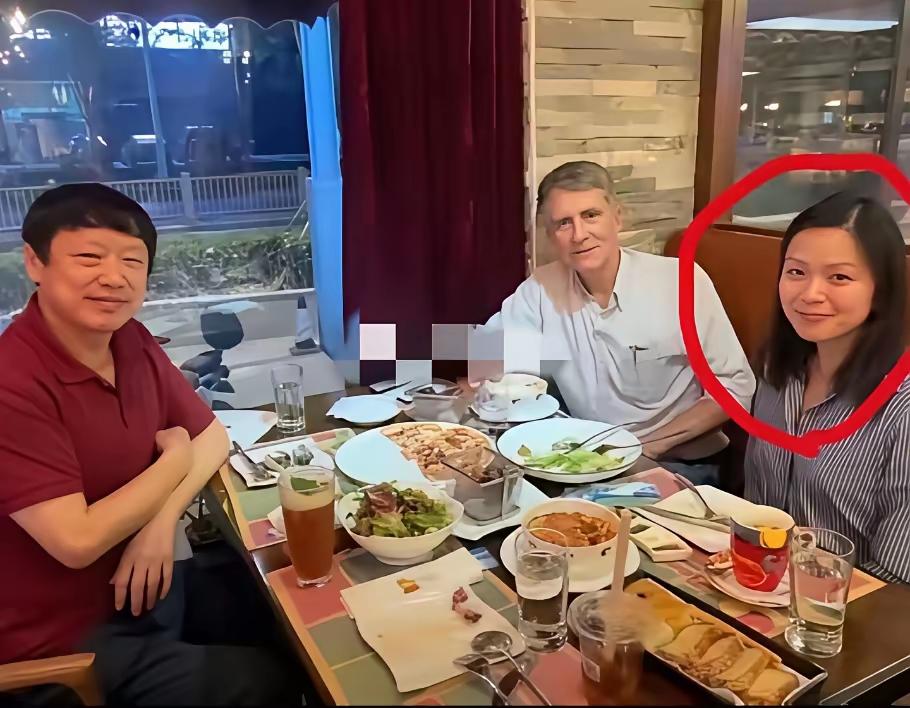 胡锡进和被驱逐的美国《纽约时报》的记者王月眉一起吃饭是很多年前的事了，最近有人拿
