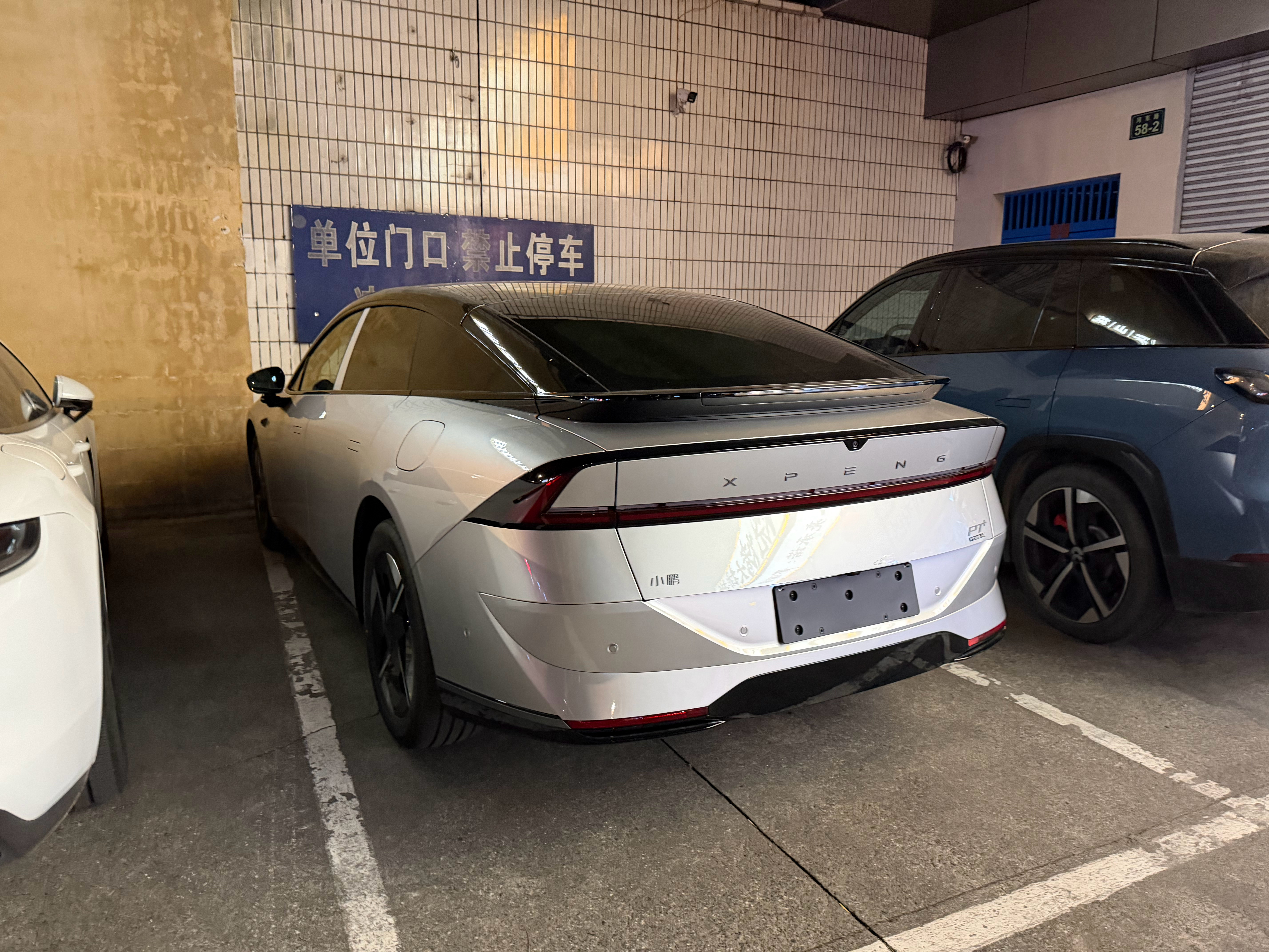 偶遇新款增程P7+，要跟一位熟人吃饭，是不是他的小鹏P7+