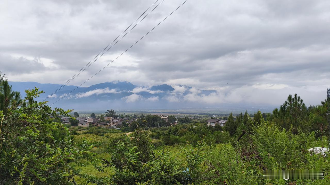 南京这小雨太懂事儿了，25℃的天气，简直是人间理想。就像参考里说的，给燥热城市做