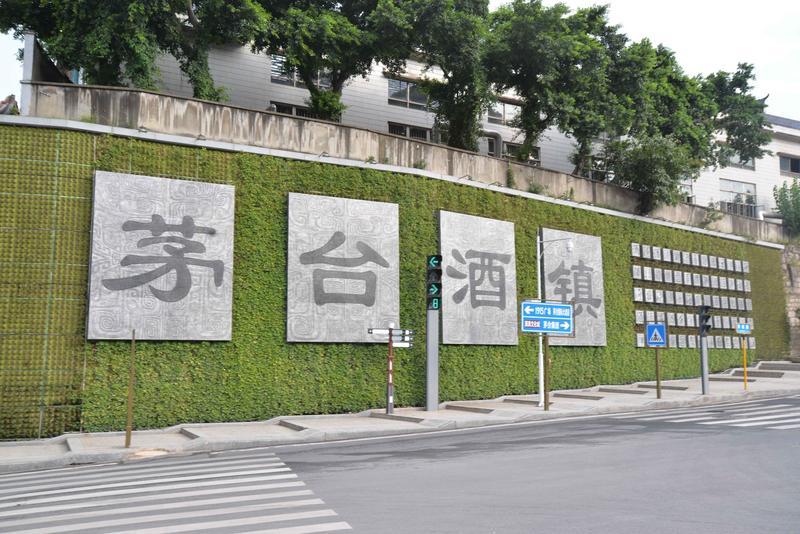 12月21日贵州茅台镇，“寒潮”吹到茅台镇，白酒真的卖不动了?记者实探：一些酒企