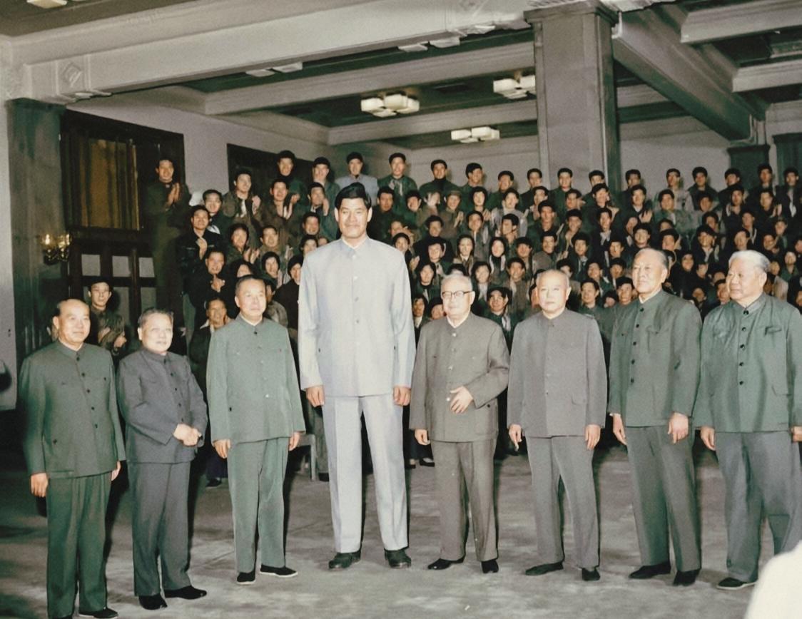 这张1978年的老照片太震撼了！
2米28的穆铁柱，和国家领导人同框，
一眼就看