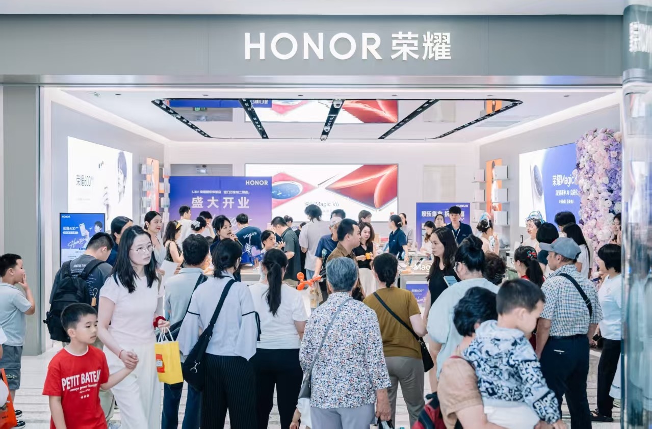 高考毕业生扎堆买幸运星手机高考后的荣耀门店相当火爆，瞅了一下好多都是选购新机的考