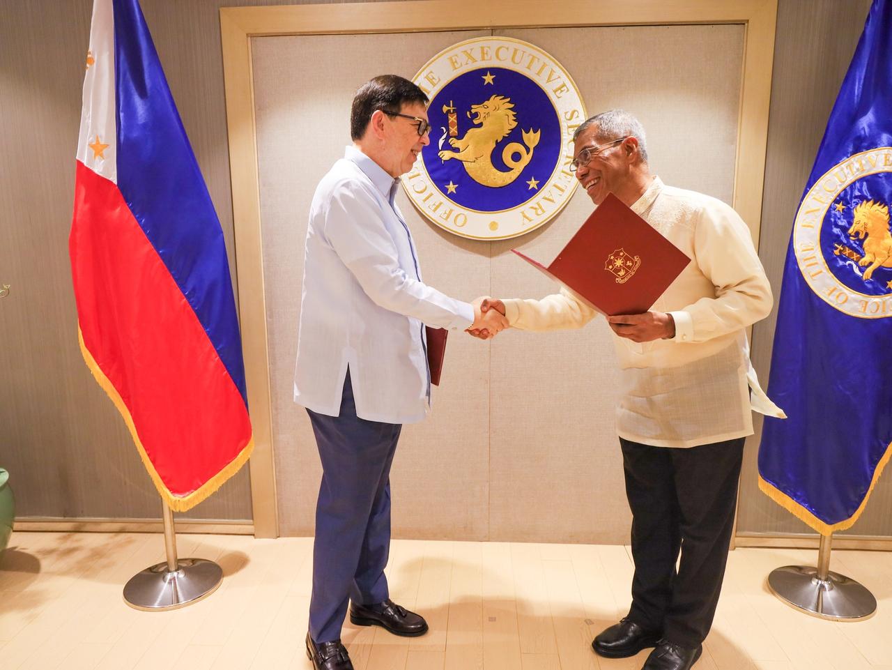 小马科斯过河拆桥，将老杜送进监狱的先锋大将，已经被他一脚踢开！
前菲律宾国家警察