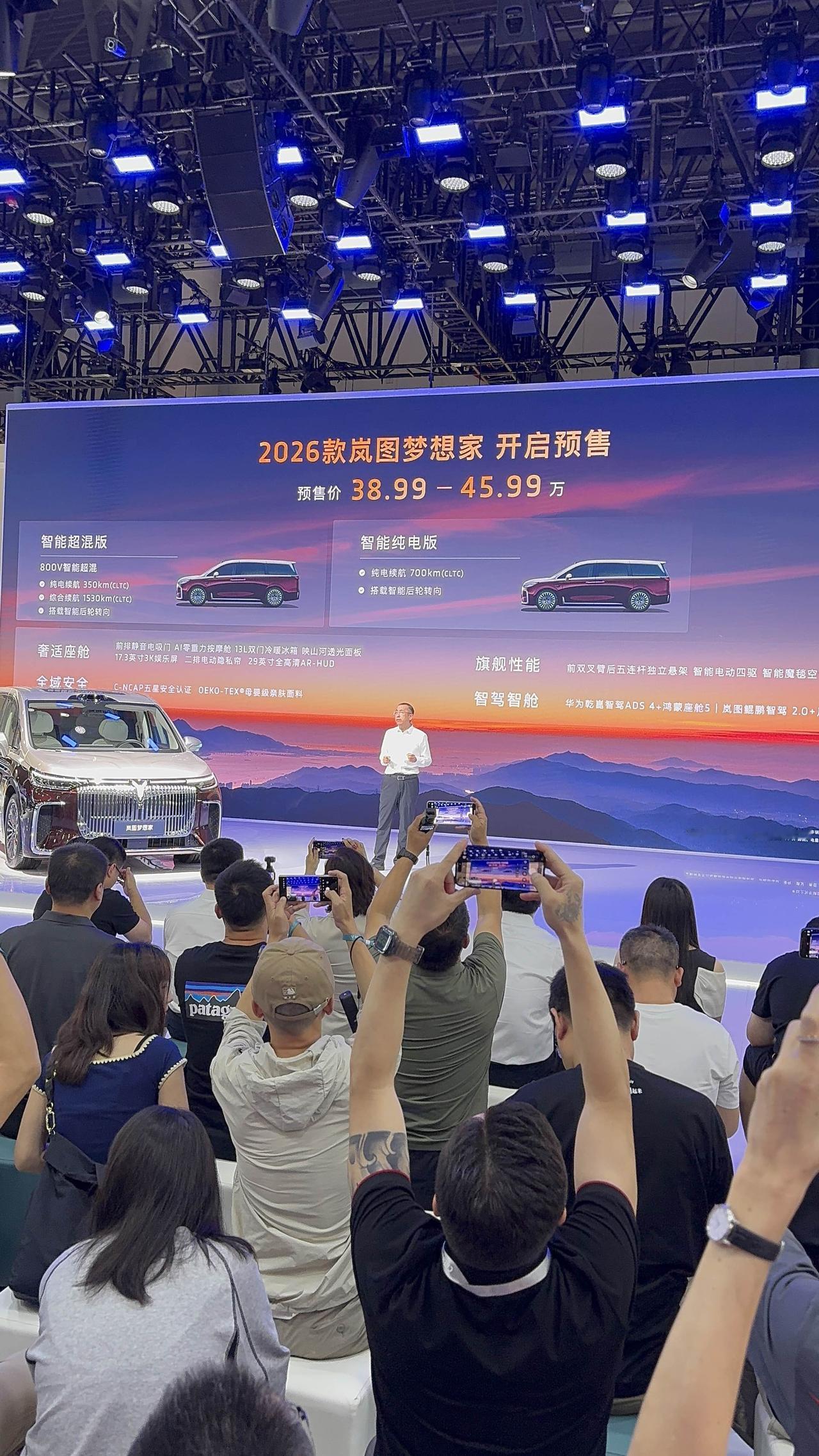 北上是未来，成都是现实。

尽管有几十个品牌未参展，但成都车展首日，依旧熙熙攘攘