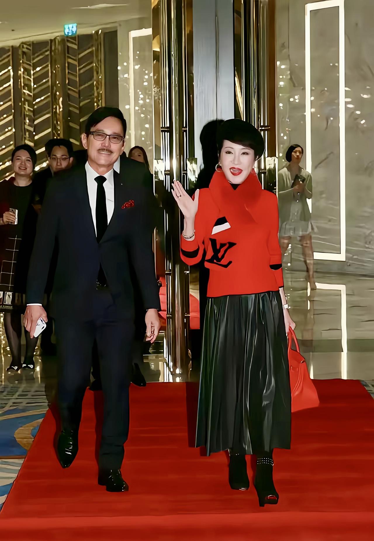 狄波拉与二婚老公罕见合体亮相，虽然是三年前的照片，但当时的她也71岁了，这状态真