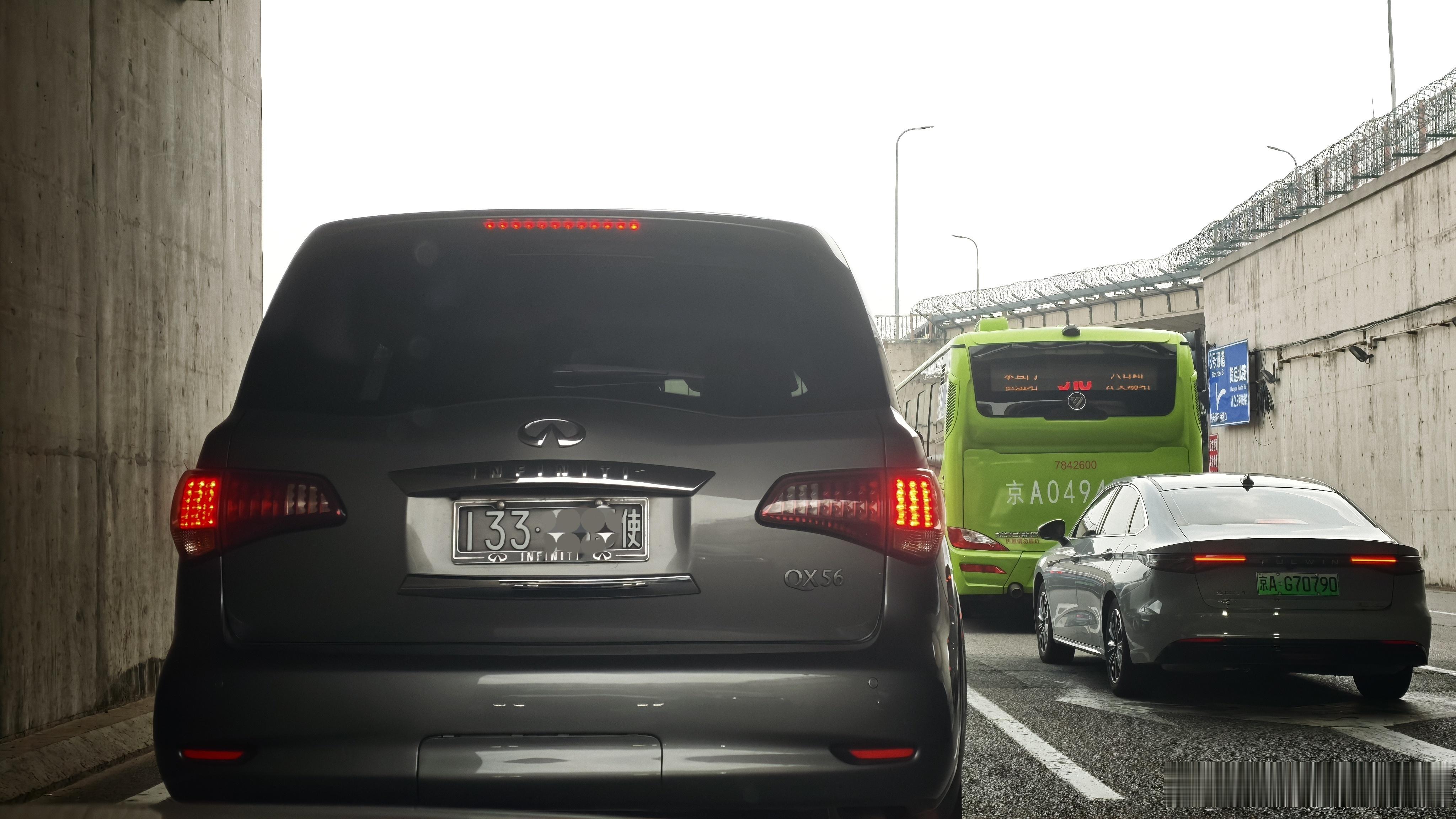 这是个好玩意儿啊，5.6L V8的大自吸，现在英菲QX80的前身，QX56，基本