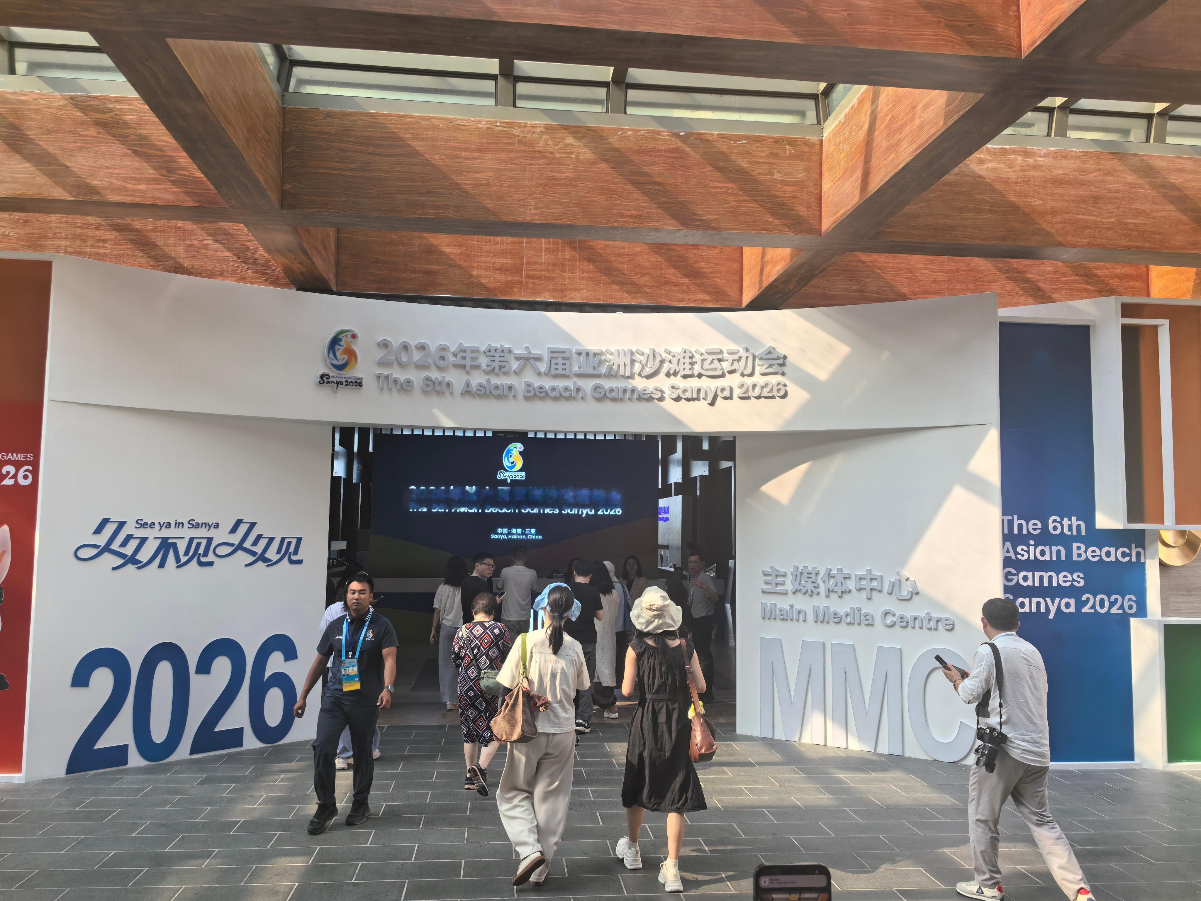 开局之年看中国开放自贸港 【探访第六届亚洲沙滩运动会主媒体中心】4月17日，海南