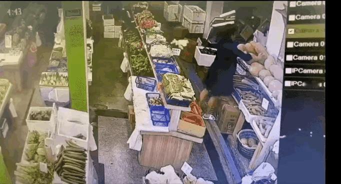 该女子的功夫非常了得。她去逛超市，竟然顺走了老板一个南瓜，大家看他南瓜是怎么顺走