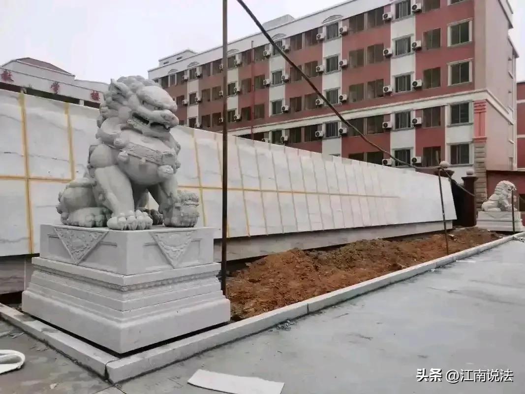 “太炸裂!”江苏icon，一男子到寺院参拜，遇到主持翻建寺庙化缘，男子没钱给，为