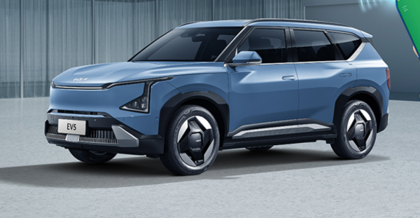 起亚EV5 720长续航版，以七个安全气囊构筑全方位守护，其中同级罕见的前排中置