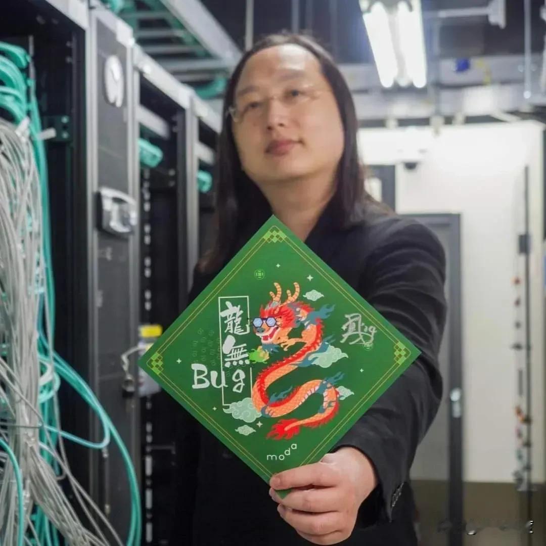 根据中国人风俗，绿色春联为孝联，为祭拜故人三年之意，民进党唐凤的孝联是送给蔡英文