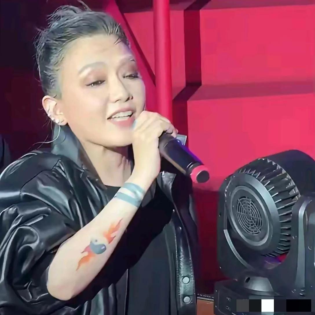 哇塞，画面中的范晓萱头发花白，面孔馒化，颈纹堆叠，一排耳钉与艳丽的纹身格外抢镜，