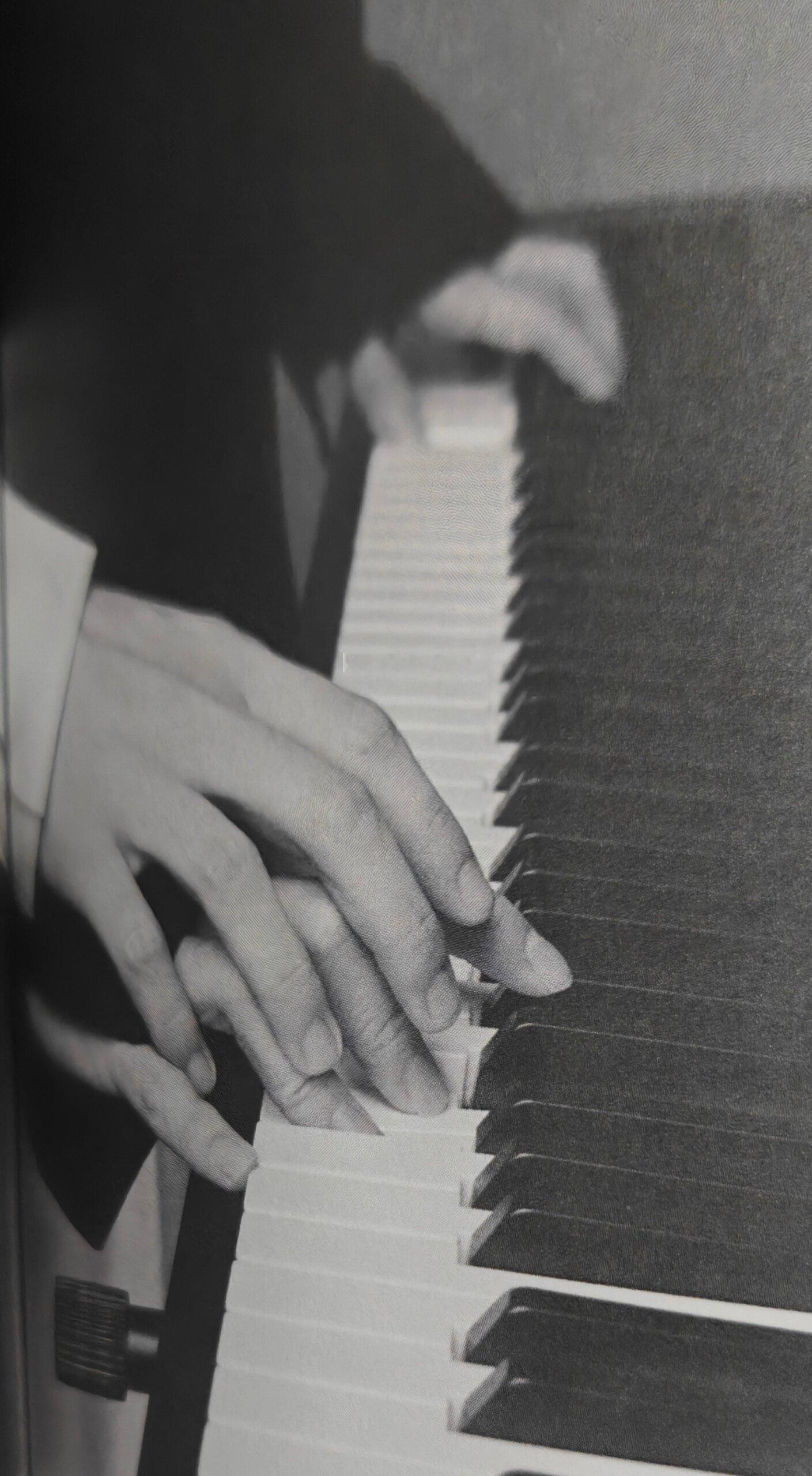 双手交叠着……🎹 