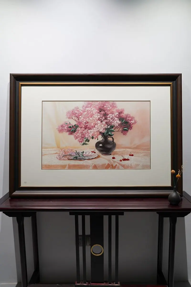 丝绣绣球盈瓷瓶，绫间圆满伴鸿运 柔丝织瓶中绣球满簇，走线分花团蓬松、瓷...