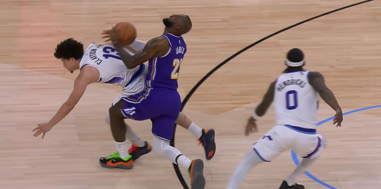 詹姆斯痛苦跪地，41岁的他不该坚持带伤比赛！

詹姆斯在对阵爵士比赛中被对手从侧