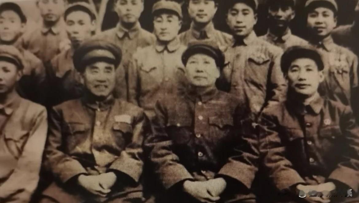 上世纪五十年代，毛泽东主席、朱德总司令视察武汉王家墩机场，接见空19师有关人员并