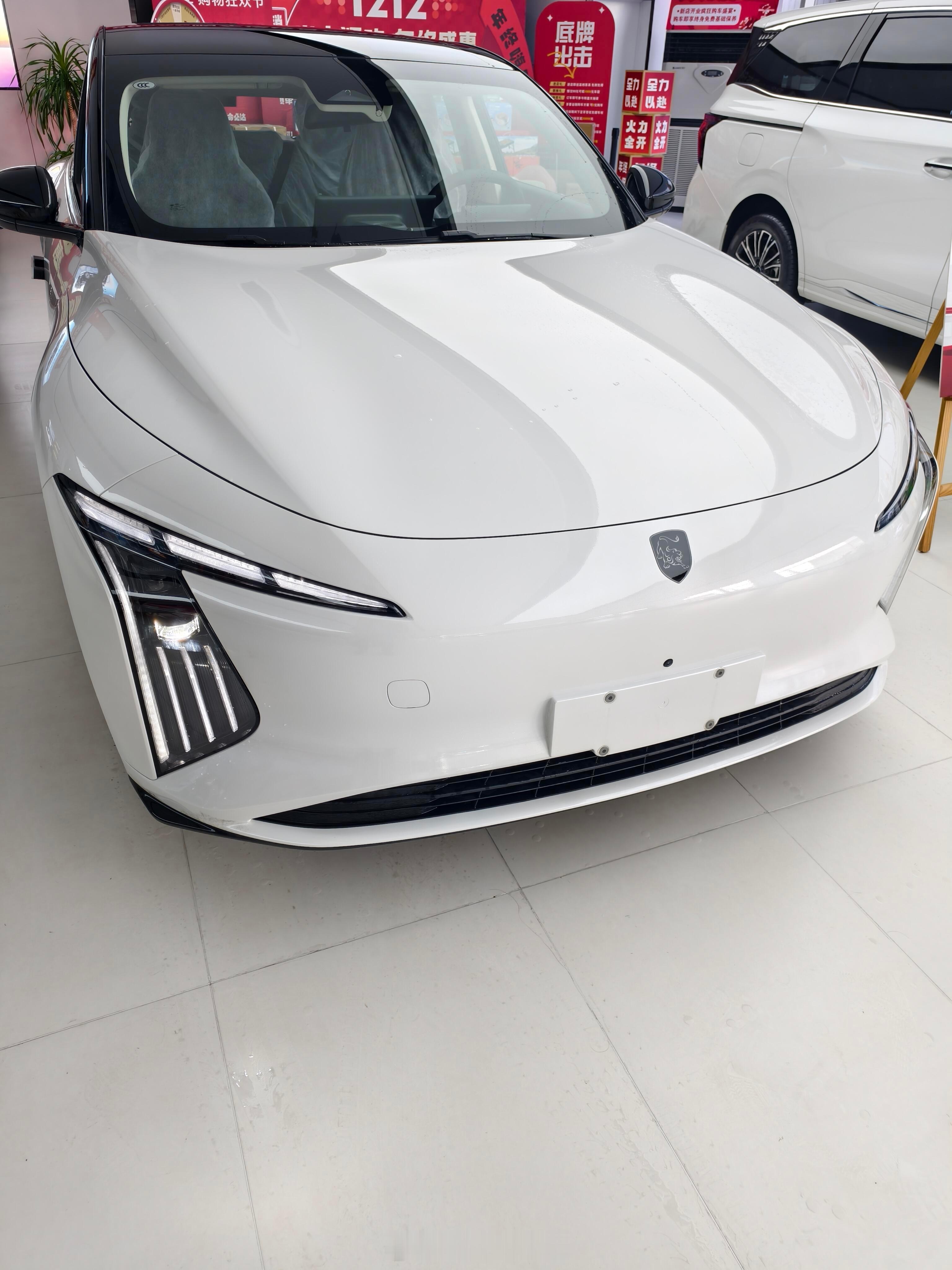 这无框车门和溜背造型也太帅了，开在路上回头率超高，朋友都说像跑车，车机大屏用起来