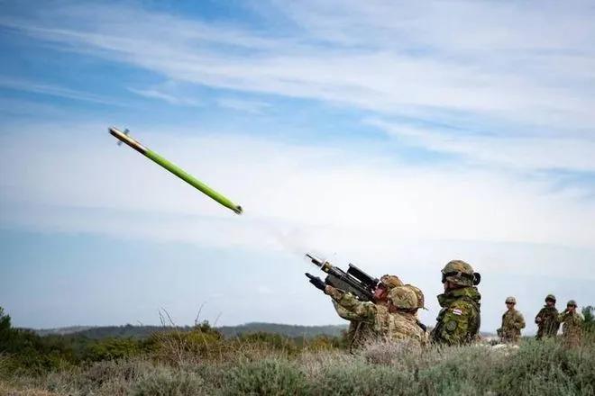 美国出售台湾的首批FIM-92“刺针”人携式防空导弹5月24日已运抵台湾。

美