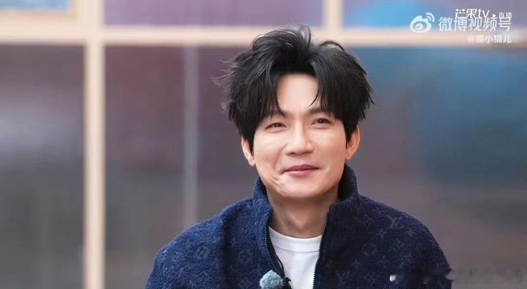 陈楚生吃饭单机位全程快乐老友记 为了避开杂音用演唱会音频，生哥吃饭连背景都卷到天