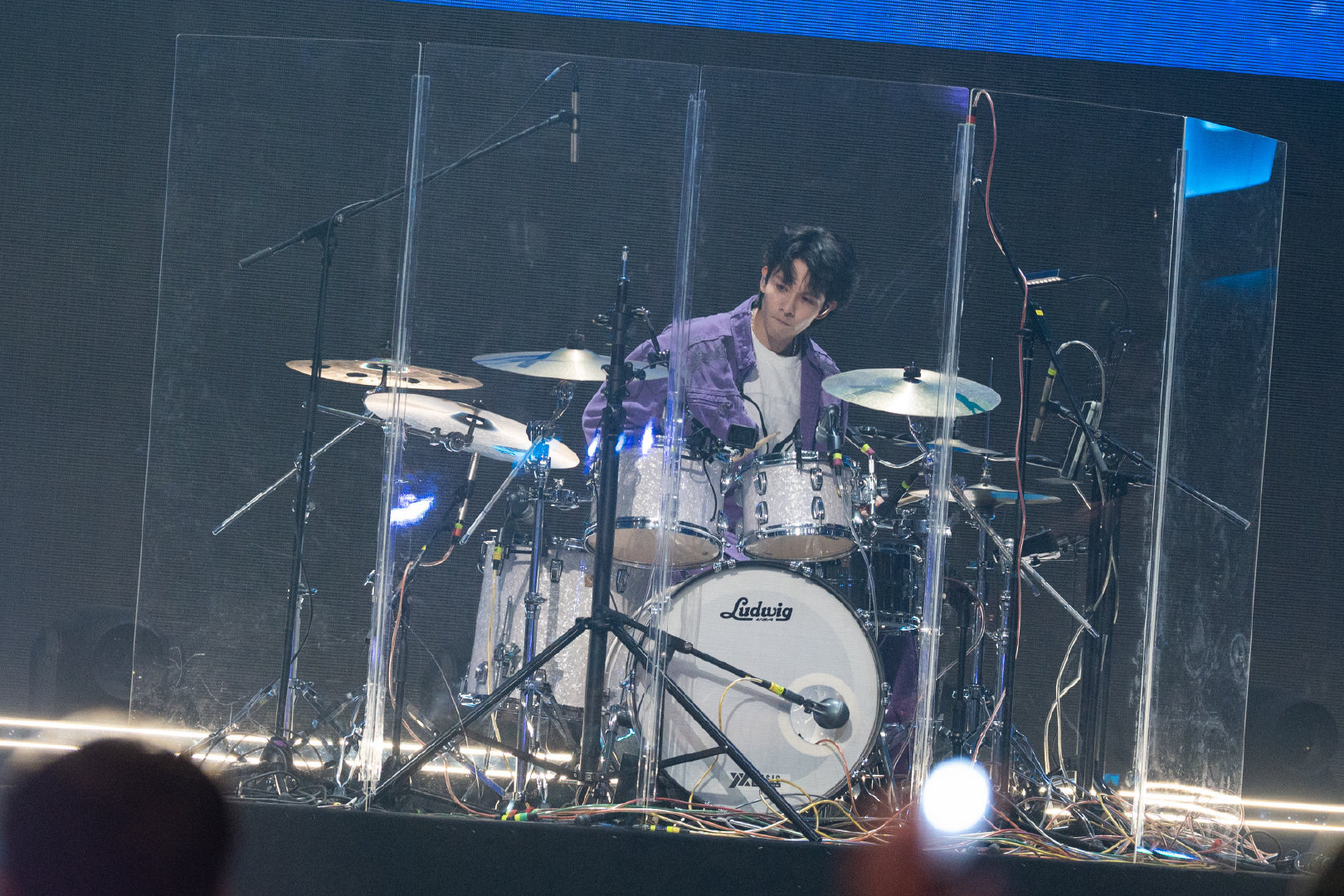 #华晨宇极致国风回归四面台#我就说四面台演唱会是最棒的！看到花花对于国风的舞美表