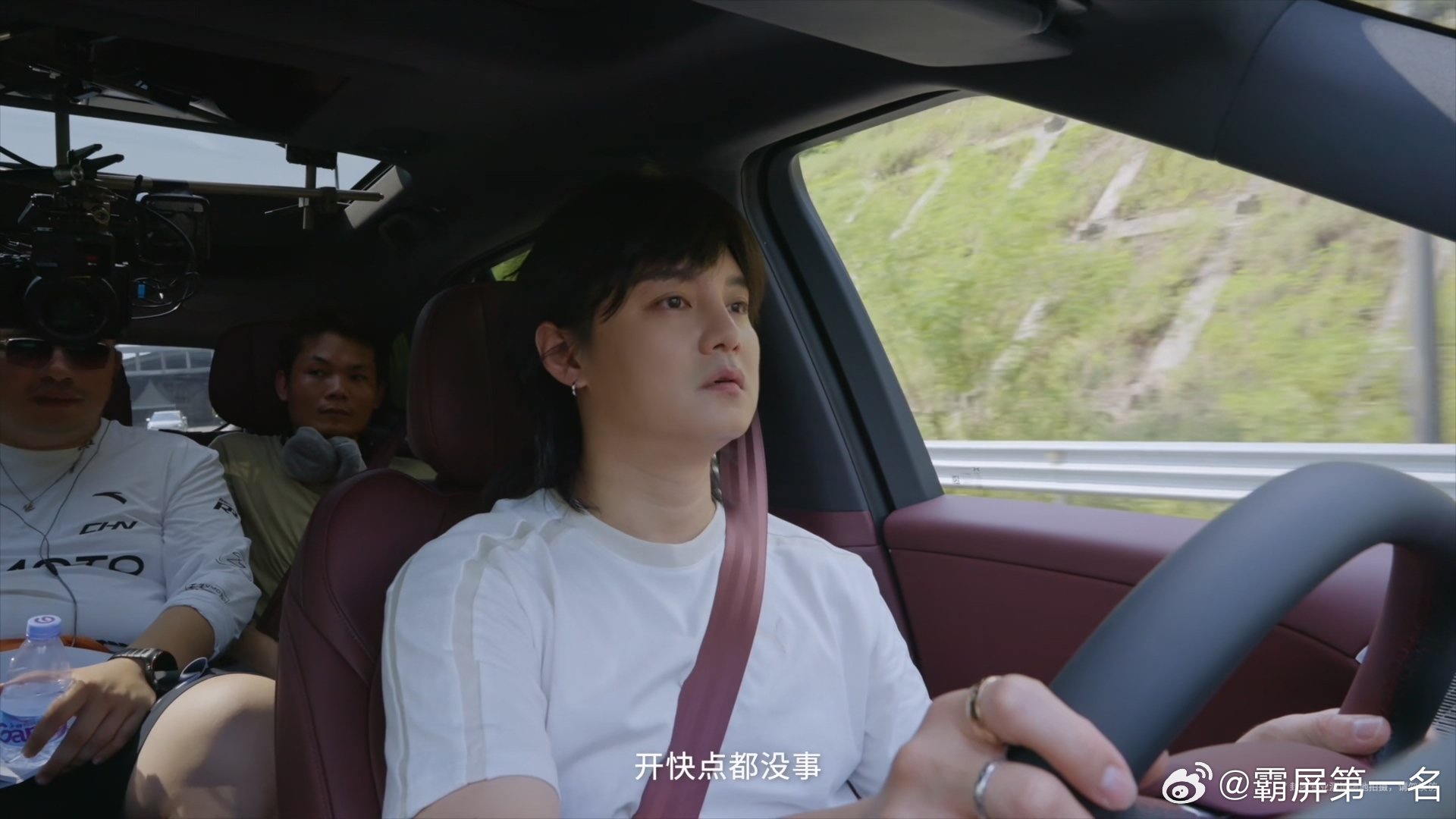 尹正开小鹏G9L复刻巴音布鲁克经典飞坡 一场硬核实地挑战拉开帷幕，尹正亲自上阵挑