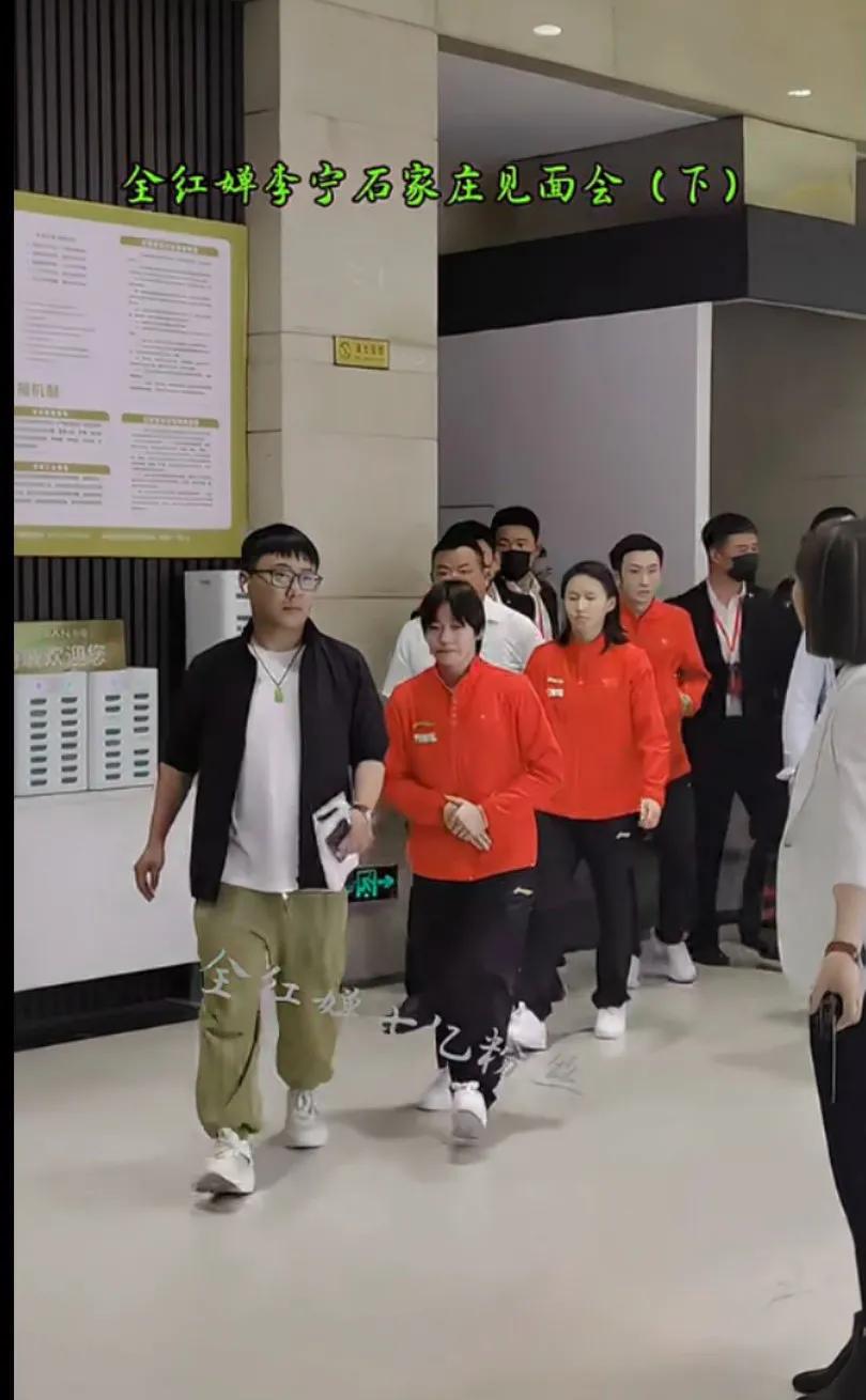 全红婵是唯一盖过明星风头的运动员，其她运动员在全红婵身边，也顺便上镜得热度。[捂