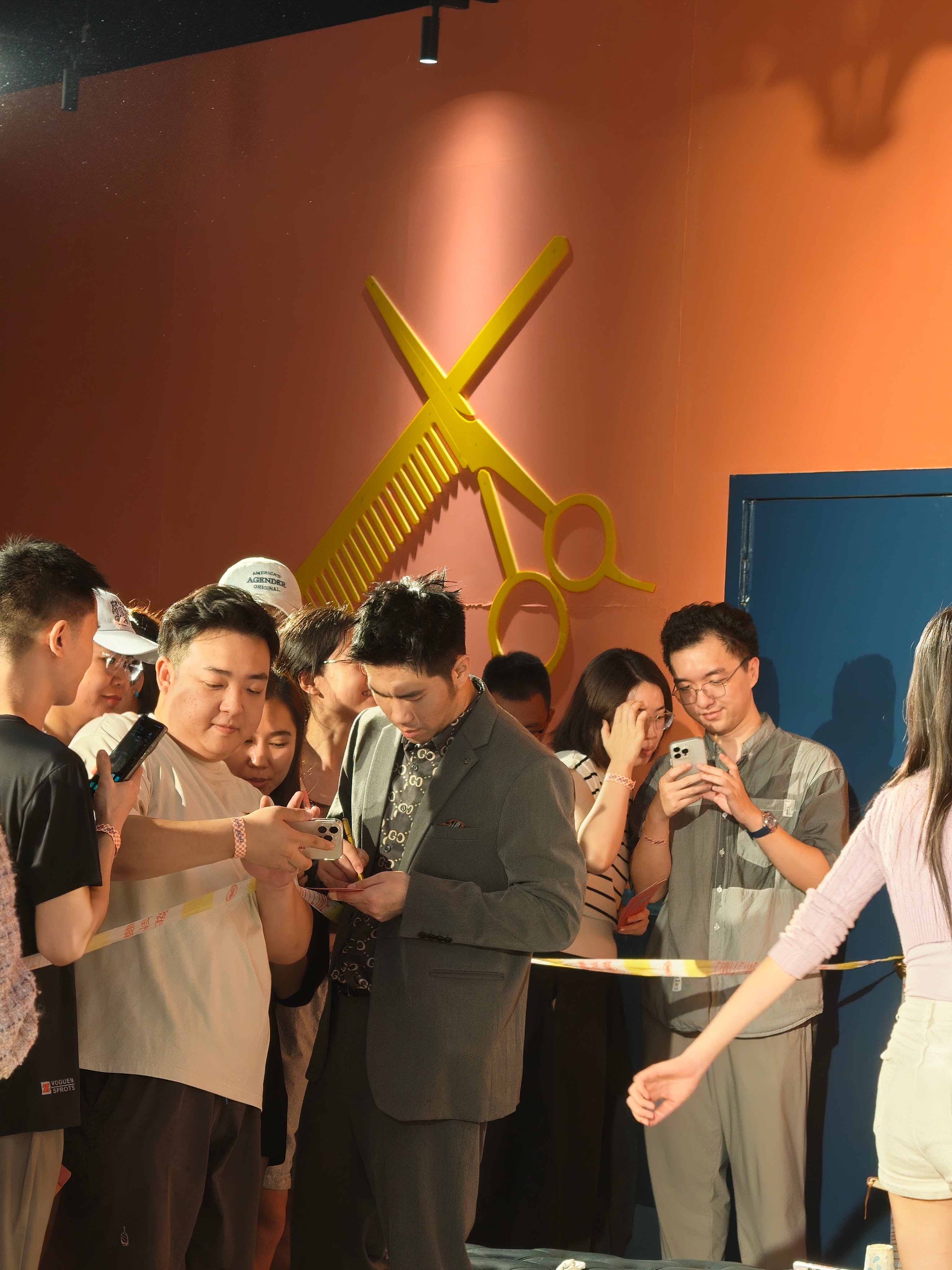 翟佳宁总决赛哈哈嗯 昨晚看了开心麻花的疯狂理发店，翟佳宁出演的。特别开心为啥呢因