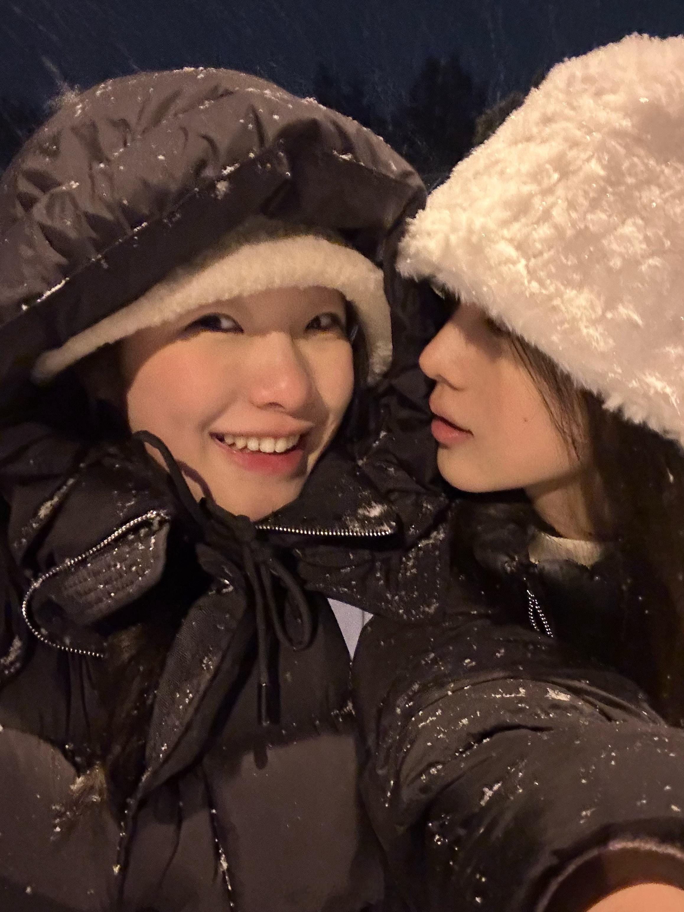 小红书发了一个2024年下大雪封路，我和朵朵打不到车，雪夜步行八公里回家的视频，