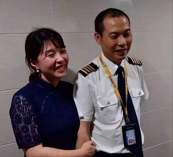 2018年，英雄机长刘传建拯救上百个生命，被川航奖励500万元，然而，她的妻子却