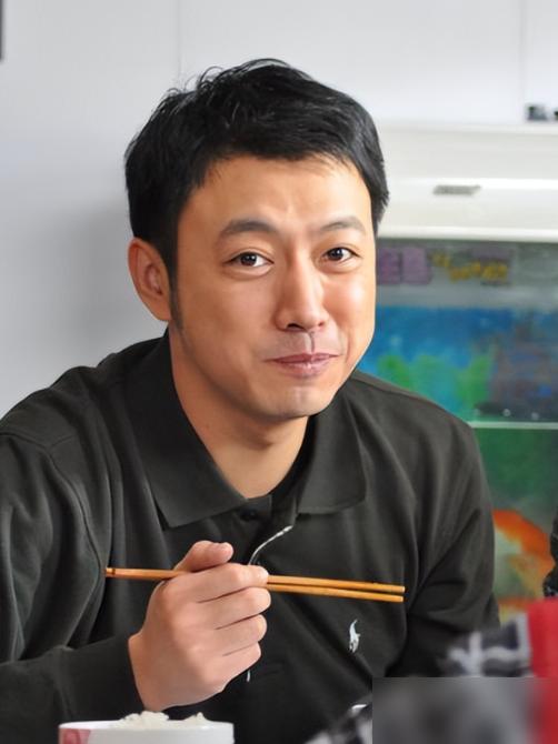 导演把《潜伏》谢若林的角色塞给凌潇肃，他嫌戏少钱也少，扭头就推了。这一推，直接把