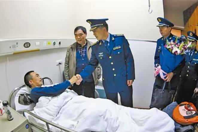 1988年，一名飞行员坠入深山，被好心的农民相救，27年后，农民的妻子打来电话：