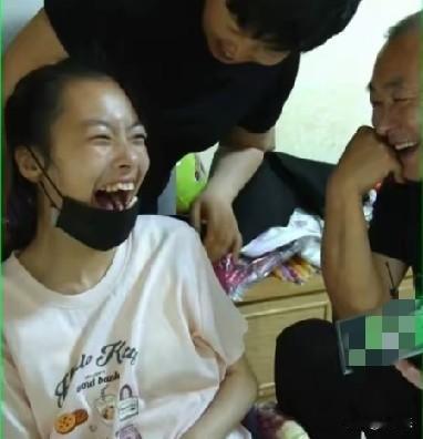 80后凉皮老板闭店，照顾脑瘫女儿9年。女儿今年已经17岁了，幼时查出脑瘫，丧失语