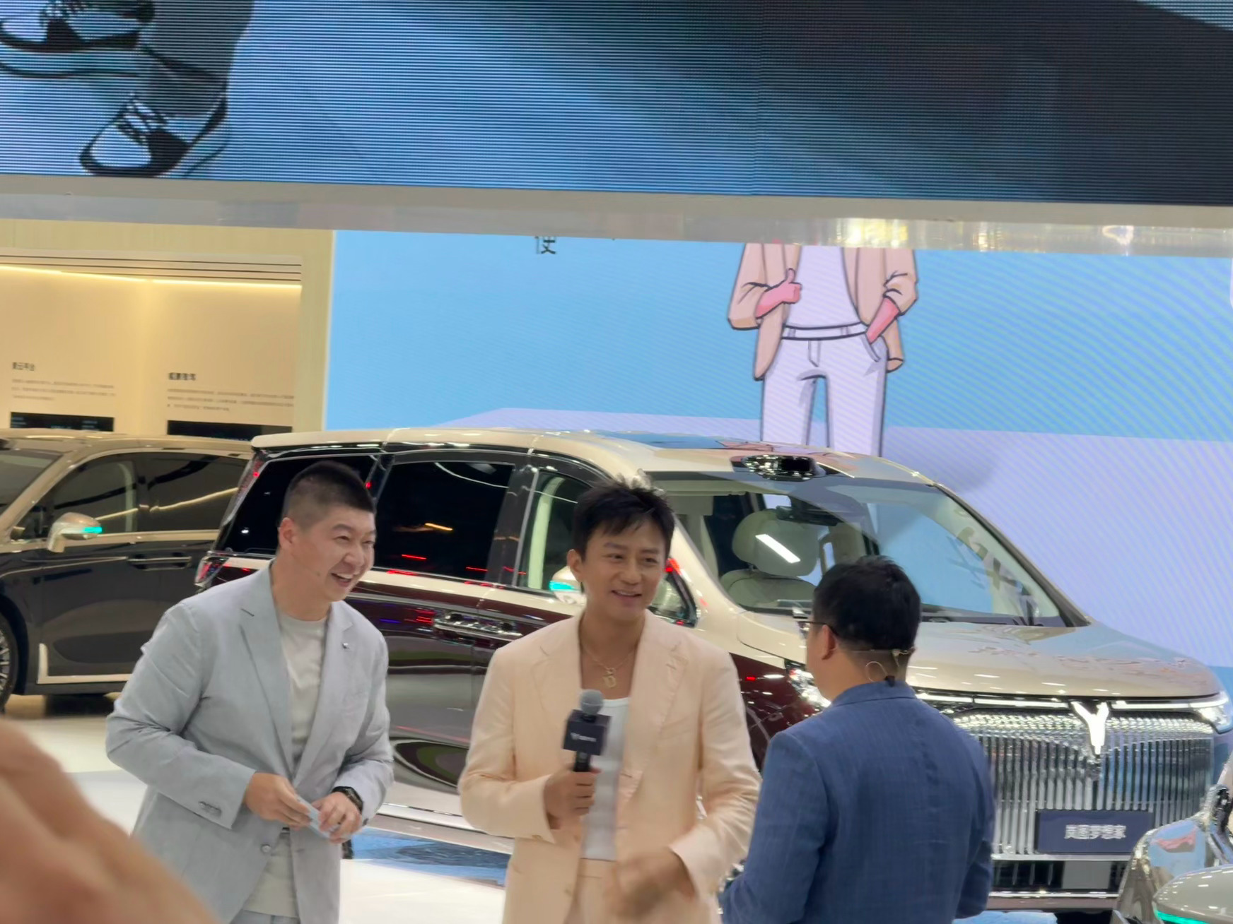在岚图展台拍到了邓超超哥现场还是相当happy的  ​​​