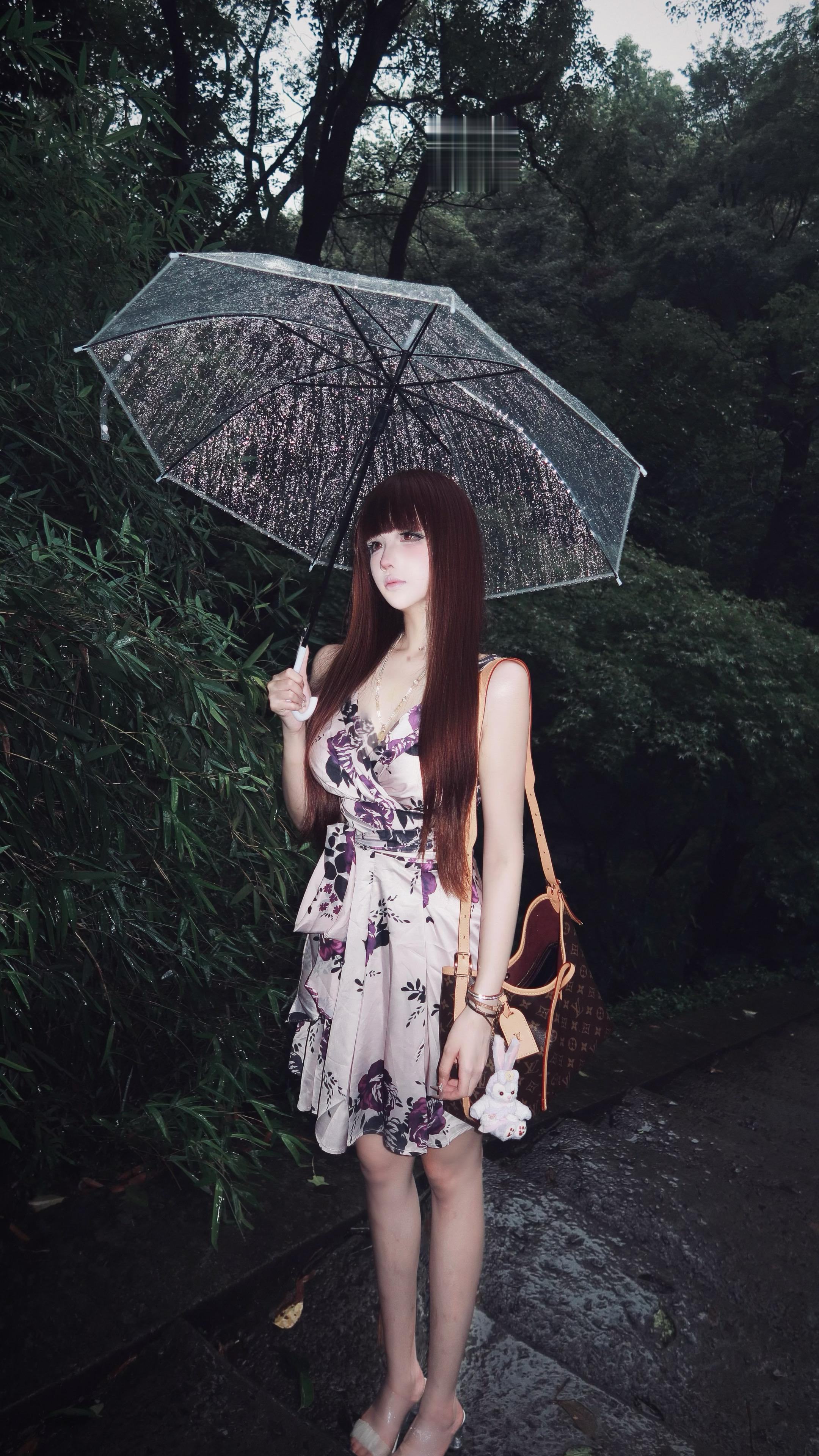 你就站在雨里 眼里氤氲着诉不尽的愁