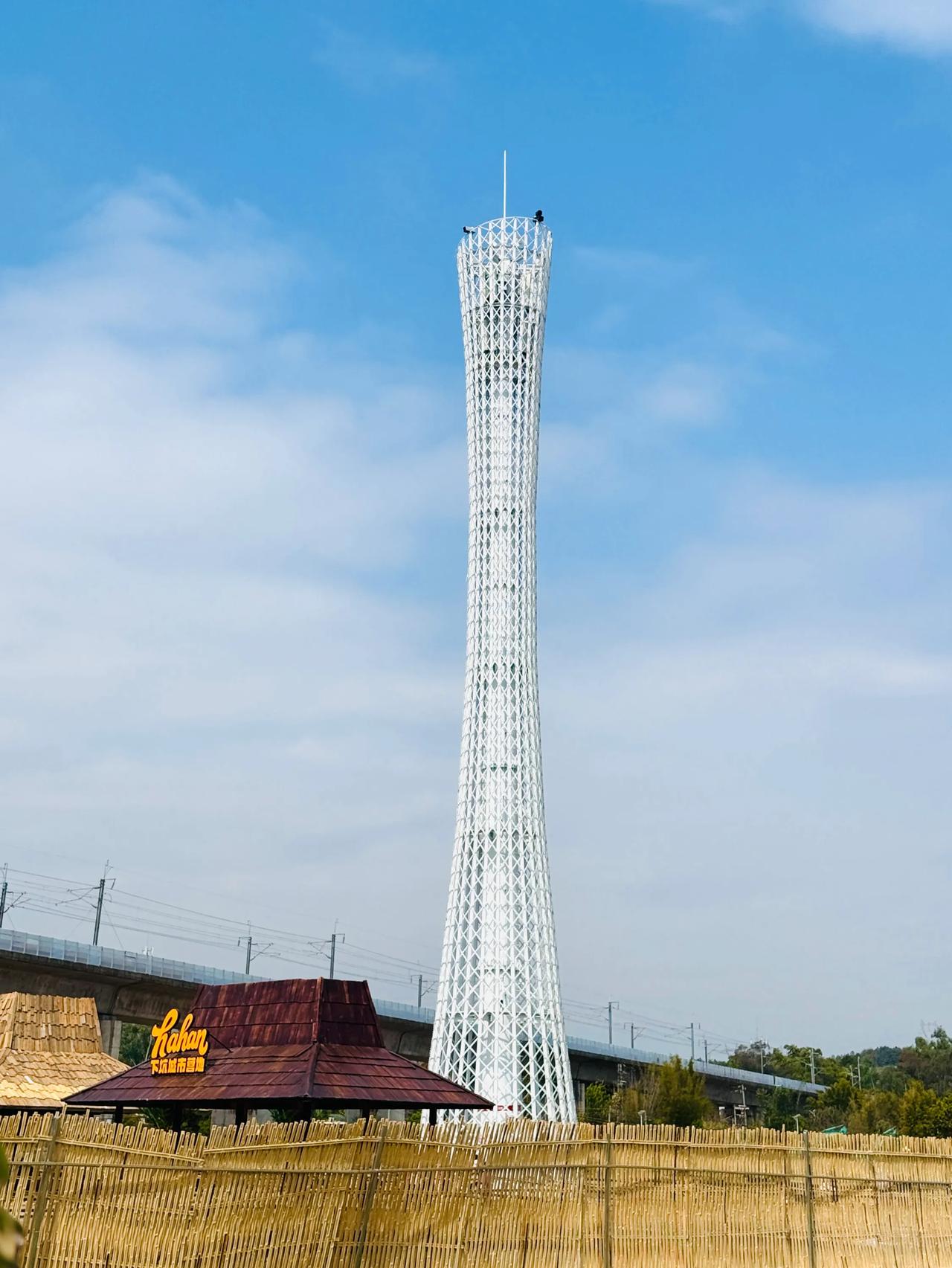 韶关分塔

羊城小蛮腰
山寨分塔骄
莫言胜南粤
村口一点佻