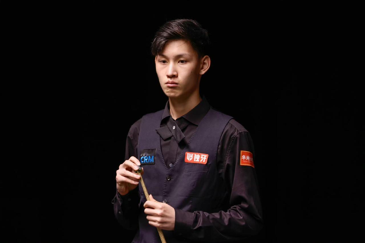 王信伯，2008年1月出生，现在18岁零3个月；蓝裕豪，2008年8月26日出生