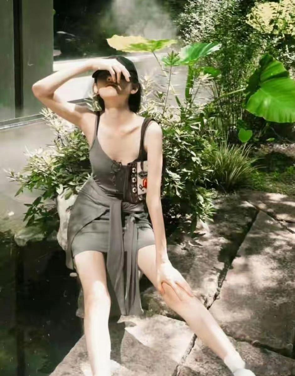 宋祖儿这组户外写真野性又张扬，太迷人了！ 