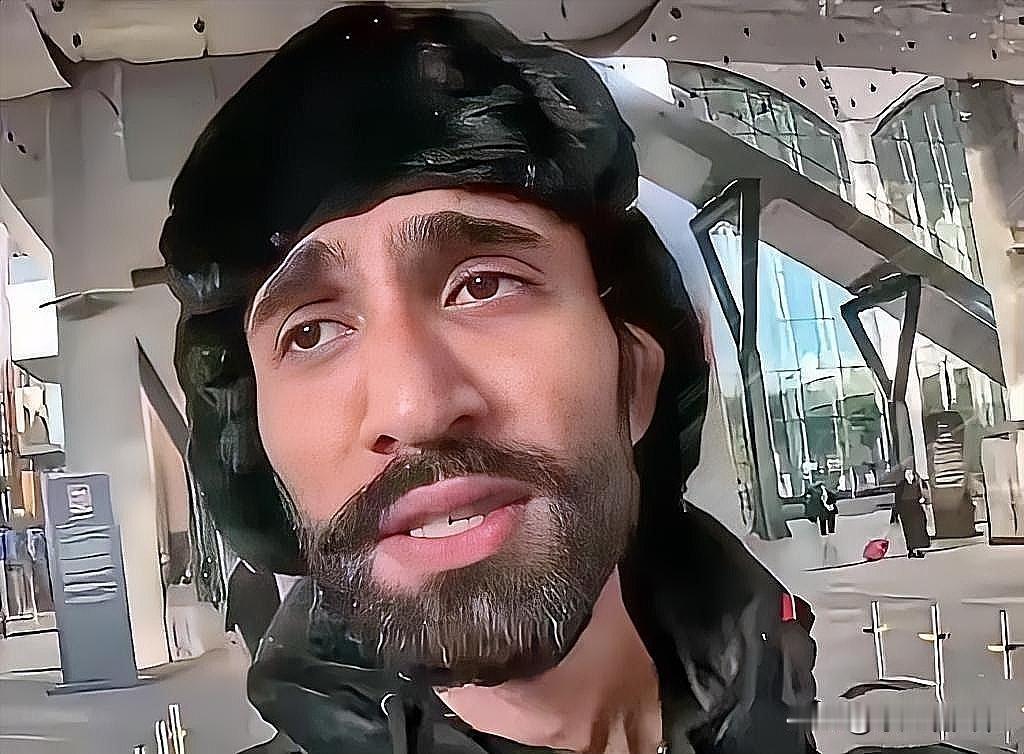 这一招“空手套白狼”，算是被这些印度网红玩明白了。

进店也不看价，稀里呼噜点一