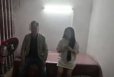 广西一男子与养生馆老板娘进入房间10分钟，出来时却迎面撞上了警察！

35岁的赵