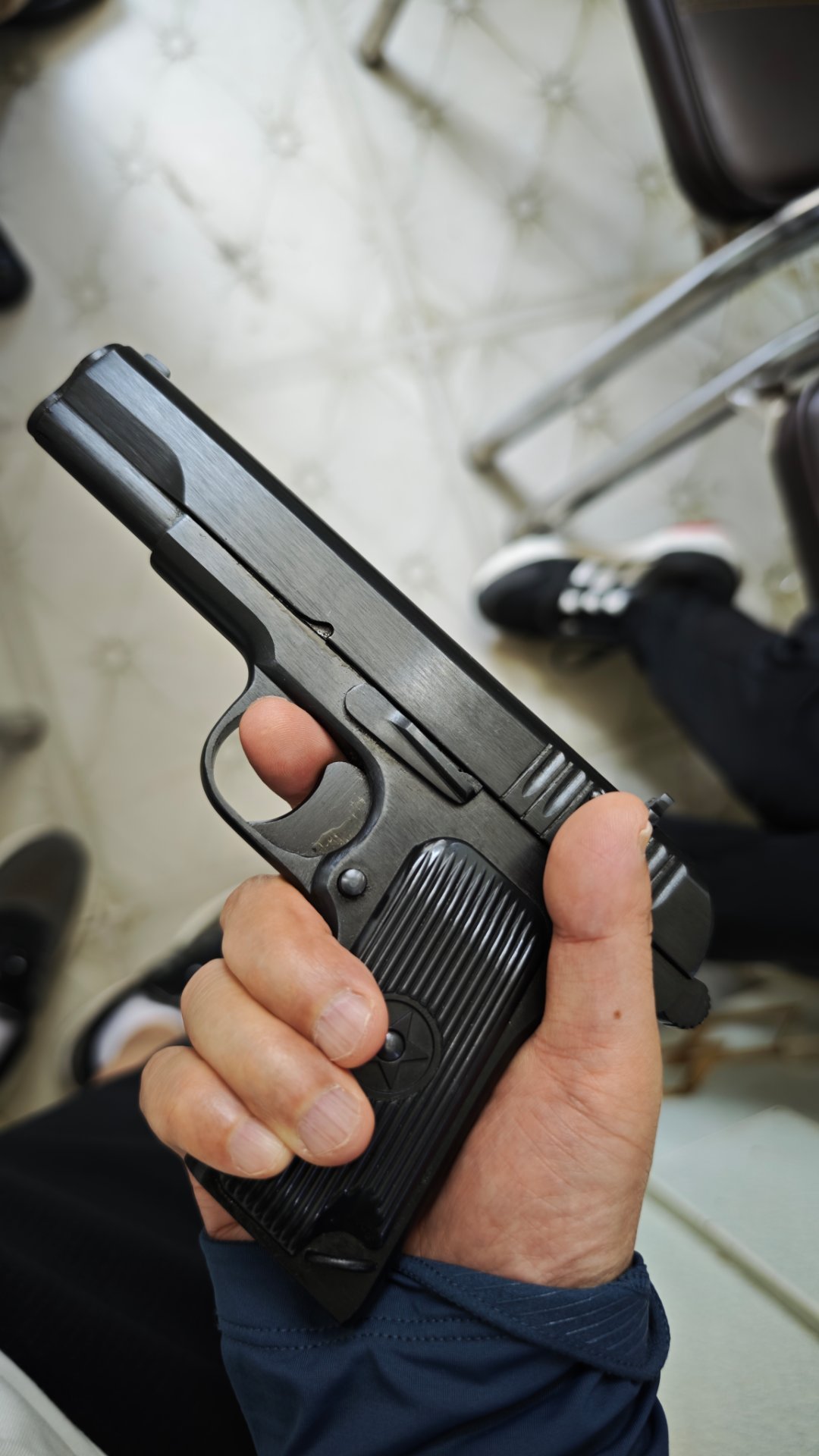350元人民币一把手枪，miniak47 700元人民币，子弹2元人民币一颗。我