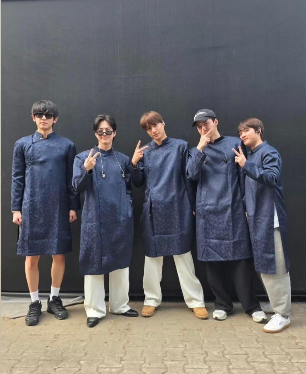 啊啊啊啊啊啊啊啊啊啊啊啊啊啊啊啊EXO都穿裤子不告诉朴灿烈！？？？！还以为欧巴穿