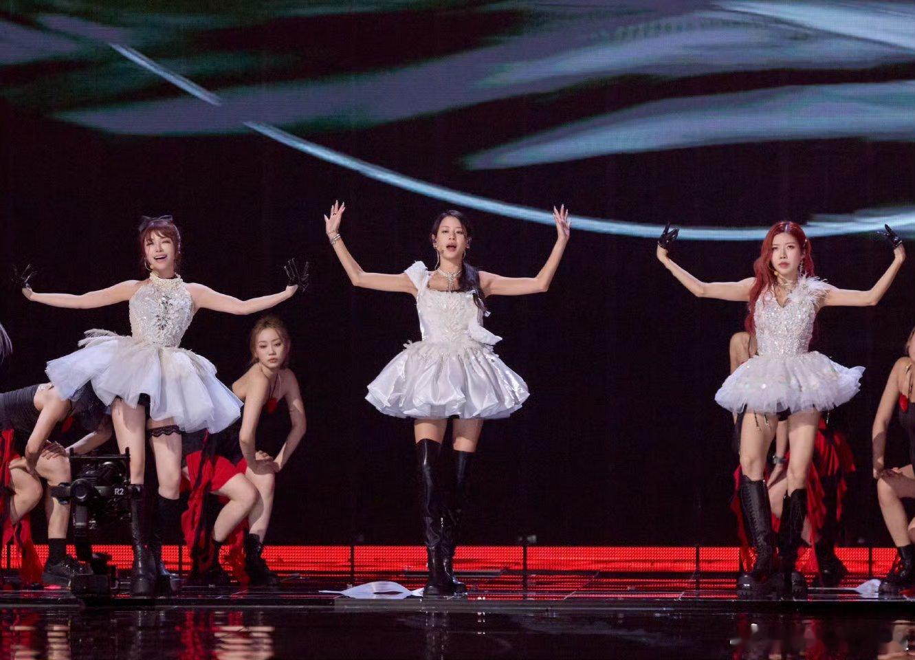 维妮娜是央视前主持人维妮娜在《乘风2026》中被淘汰，核心原因就是人气和知名度的