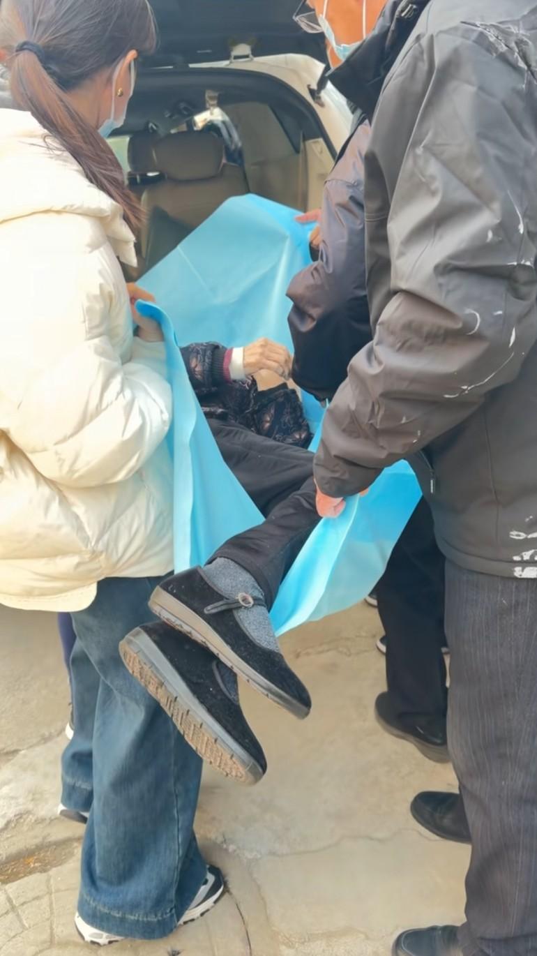 由于老人居住楼房非电梯房，无法使用转运担架，因此使用织布转移老人?把老人背下去能