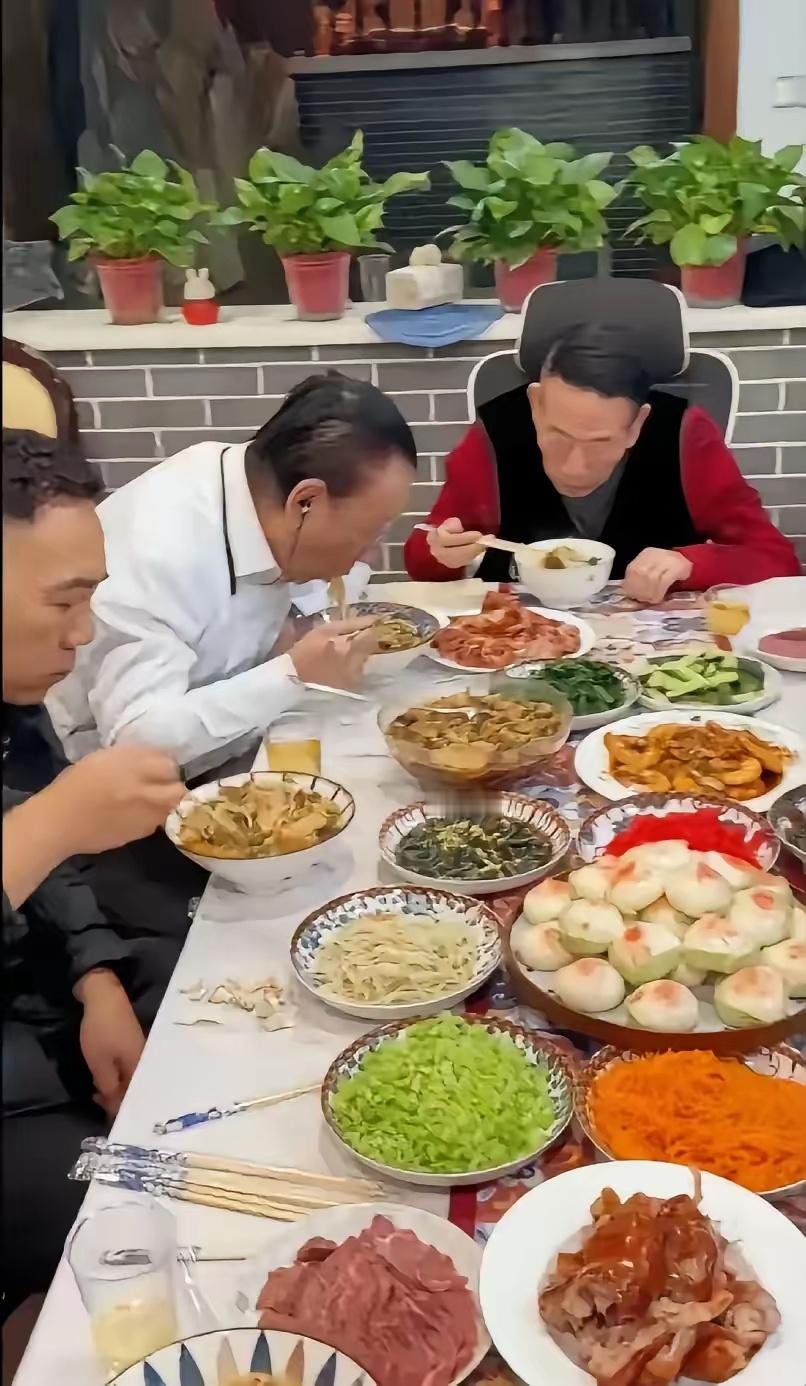 铁证如山的坐实杨家抠门一绝的照片，请78岁侯二哥吃饭，弄十八个菜，二哥就能够到三