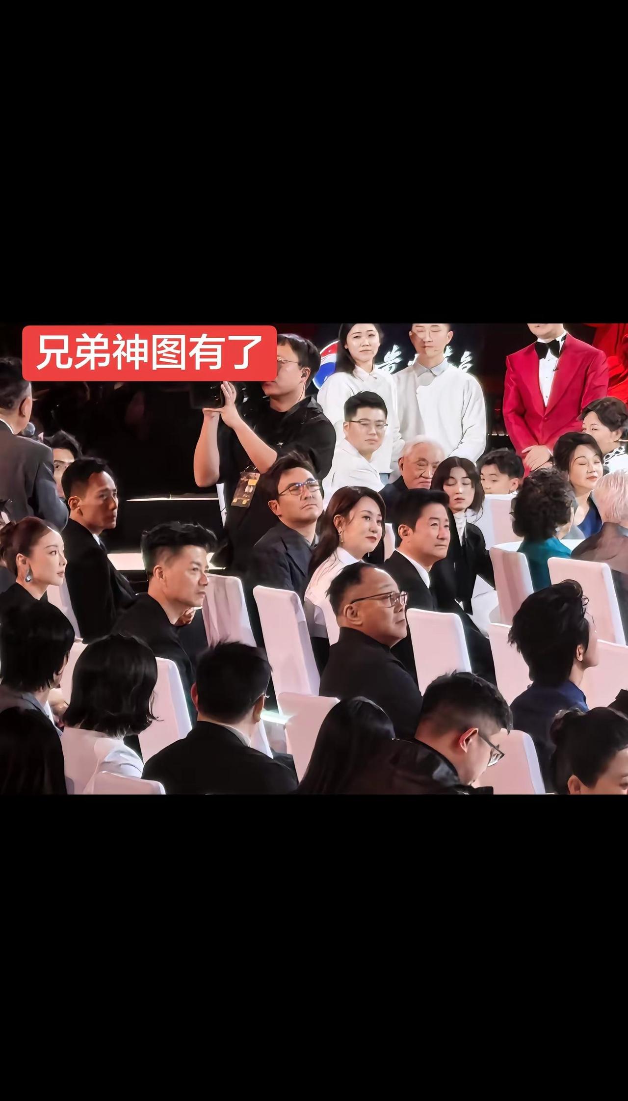 此图的权威我后知后觉（对不起子枫妹妹闫妮老师我不是故意拍到你们闭眼的🧎）