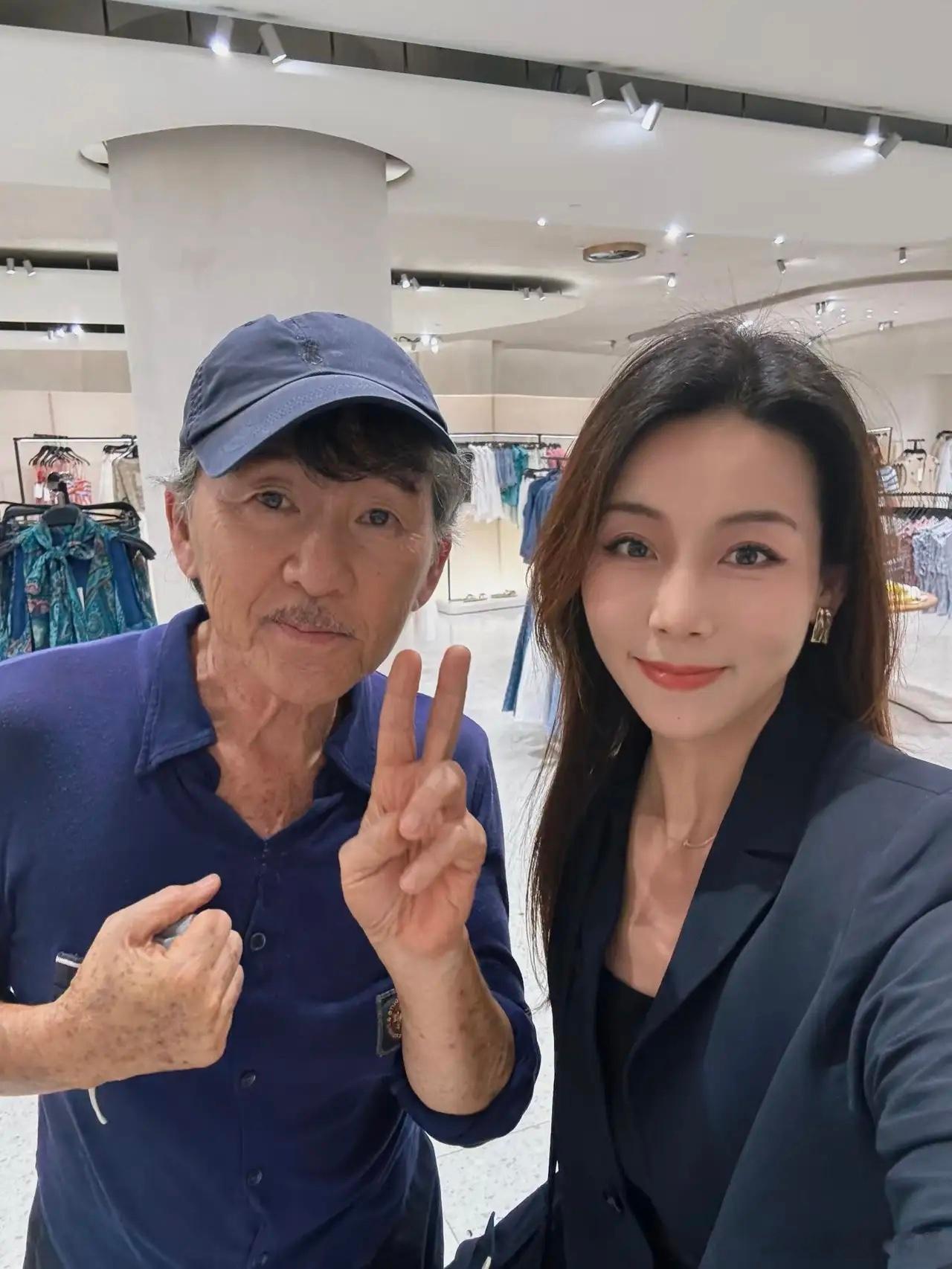 79岁林子祥和65岁叶蒨文在香港中环买衣服、吃饭被偶遇。夫妻俩穿衣打扮低调又不失