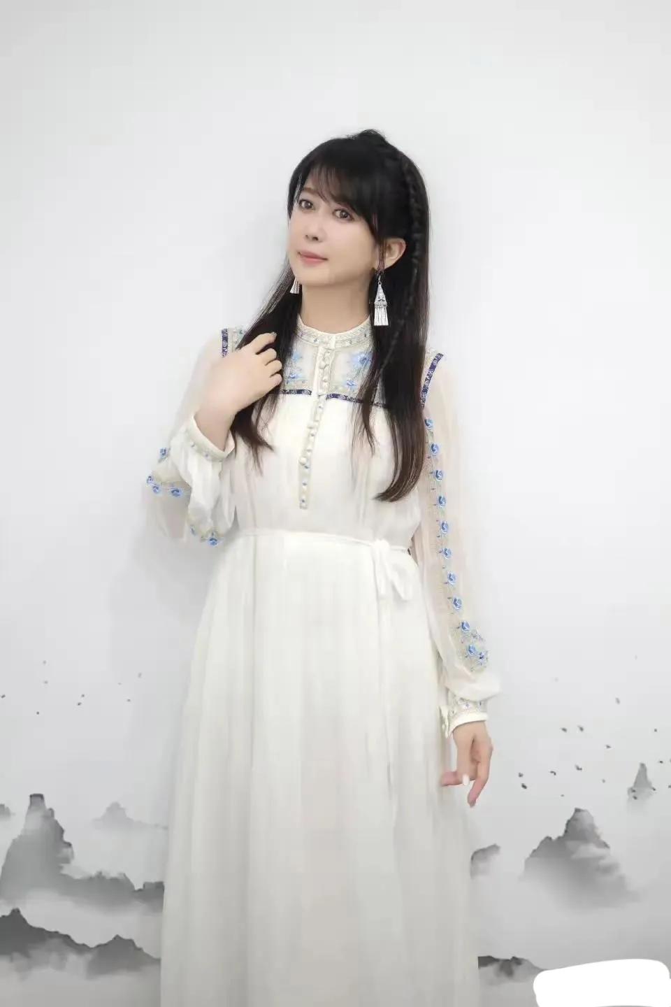 孟庭苇的白裙蓝花穿搭，气质优雅从容，55岁仍能保持少女般的容颜和身材，真是让人羡